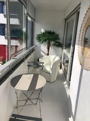 Coin salon dans l'établissement soleil et bateau
