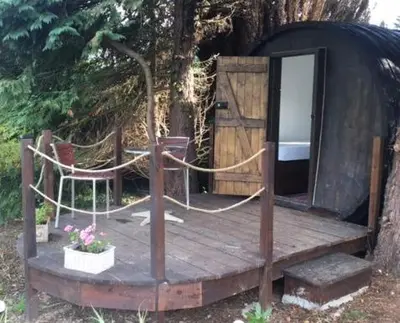Jardin de l'établissement Charming 2-Bed Cabin in Domfront-en-Poiraie
