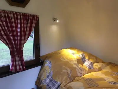 Un ou plusieurs lits dans un hébergement de l'établissement Charming 2-Bed Cabin in Domfront-en-Poiraie