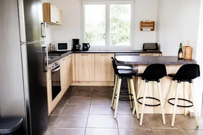 Cuisine ou kitchenette dans l'établissement Maison comprenant deux gîtes à louer, ensemble ou indépendamment, capacité de 4 à 19 personnes Idéalement placé pour visiter le Mont-Saint-Michel, Saint-Malo et les alentours