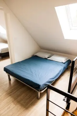 Un ou plusieurs lits dans un hébergement de l'établissement Maison comprenant deux gîtes à louer, ensemble ou indépendamment, capacité de 4 à 19 personnes Idéalement placé pour visiter le Mont-Saint-Michel, Saint-Malo et les alentours