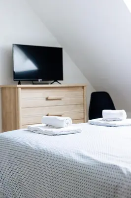 Télévision ou salle de divertissement dans l'établissement Maison comprenant deux gîtes à louer, ensemble ou indépendamment, capacité de 4 à 19 personnes Idéalement placé pour visiter le Mont-Saint-Michel, Saint-Malo et les alentours