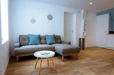 Coin salon dans l'établissement Home2Stay Valognes
