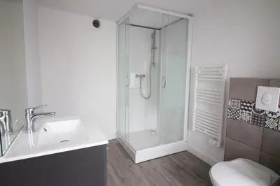 Salle de bains dans l'établissement Home2Stay Valognes