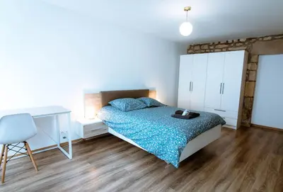 Un ou plusieurs lits dans un hébergement de l'établissement Home2Stay Valognes