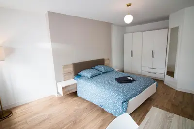 Un ou plusieurs lits dans un hébergement de l'établissement Home2Stay Valognes