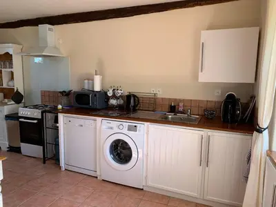 Cuisine ou kitchenette dans l'établissement Le Bas Chesnay Gîte Domfront en Poiraie