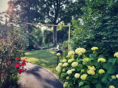 Jardin de l'établissement Les 2 gites des Chambres de Capucine
