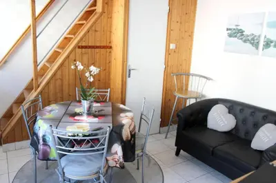 Coin salon dans l'établissement Maison charmante - Pontorson + Parking