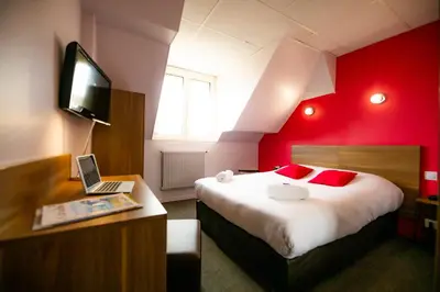Télévision ou salle de divertissement dans l'établissement Logis Hotel Du Chateau
