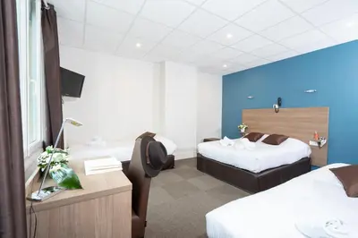 Un ou plusieurs lits dans un hébergement de l'établissement Logis Hotel Du Chateau
