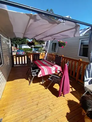 Balcon ou terrasse dans l'établissement La Chanterie Agréable Mobil-Home Résidentiel Normand