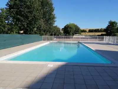 Piscine de l'établissement La Chanterie Agréable Mobil-Home Résidentiel Normand ou située à proximité