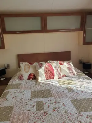 Un ou plusieurs lits dans un hébergement de l'établissement La Chanterie Agréable Mobil-Home Résidentiel Normand