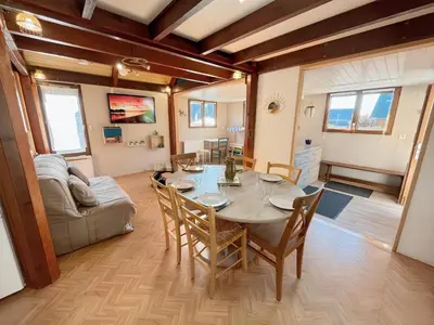 Coin salon dans l'établissement Chaleureux chalet à 3 minutes à pied de la mer - Parking gratuit