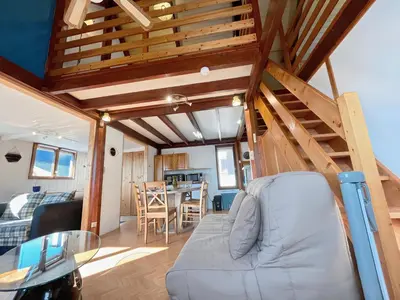 Coin salon dans l'établissement Chaleureux chalet à 3 minutes à pied de la mer - Parking gratuit