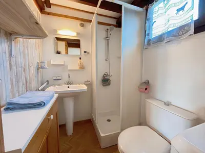 Salle de bains dans l'établissement Chaleureux chalet à 3 minutes à pied de la mer - Parking gratuit