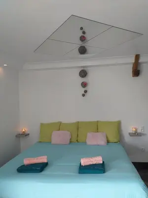 Un ou plusieurs lits dans un hébergement de l'établissement Le Ptit Spa de L'Abbaye Suite love et Spa privé