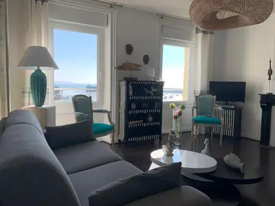 Coin salon dans l'établissement Appartement Villa Chausey, vue sur le port