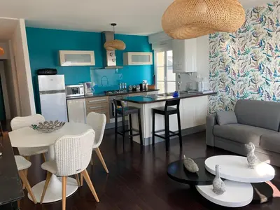 Cuisine ou kitchenette dans l'établissement Appartement Villa Chausey, vue sur le port