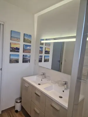 Salle de bains dans l'établissement Maison Les Dunes Bourgales