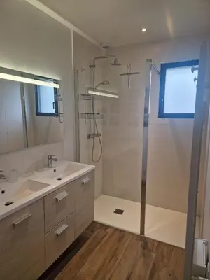 Salle de bains dans l'établissement Maison Les Dunes Bourgales