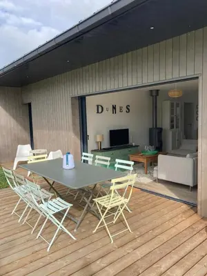 Coin salon dans l'établissement Maison Les Dunes Bourgales