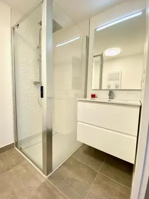 Salle de bains dans l'établissement Presqu'île de Caen, Terrasse & Parking