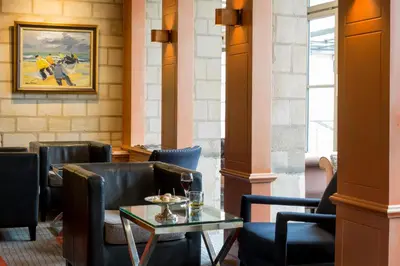 Coin salon dans l'établissement Logis Hôtel Restaurant Le Dauphin et Le Spa du Prieuré