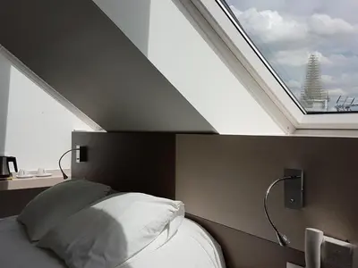Un ou plusieurs lits dans un hébergement de l'établissement Logis Hôtel Restaurant Le Dauphin et Le Spa du Prieuré