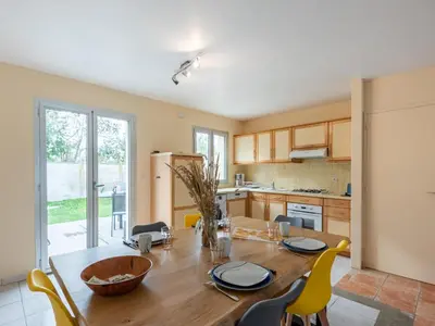 Cuisine ou kitchenette dans l'établissement Holiday Home Lana by Interhome