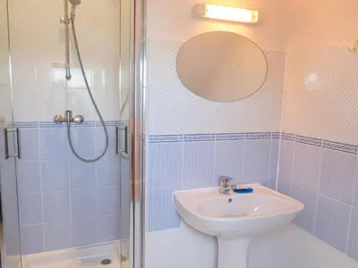 Salle de bains dans l'établissement Holiday Home Lana by Interhome