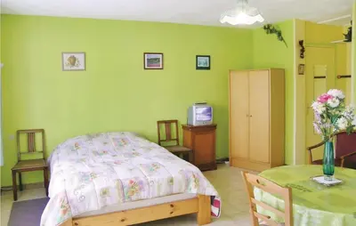 Un ou plusieurs lits dans un hébergement de l'établissement Amazing Home In Quettehou