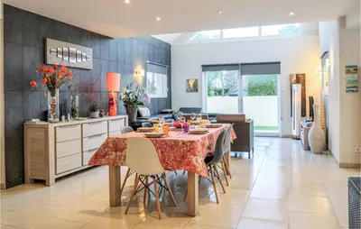 Coin salon dans l'établissement Gorgeous Home In Stgermainay-Plage