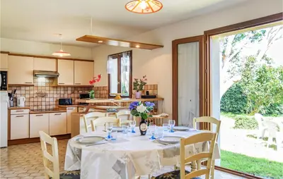 Cuisine ou kitchenette dans l'établissement Holiday Home Rue De Seychelles