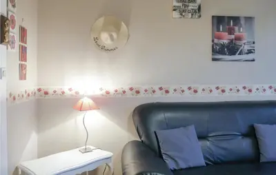 Coin salon dans l'établissement Amazing Home In Anneville Sur Mer