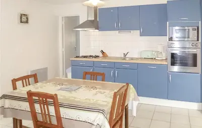 Cuisine ou kitchenette dans l'établissement Gorgeous Home In St Marcouf De L'isle