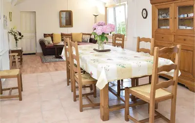 Coin salon dans l'établissement Cozy Home In Lestre With Wifi
