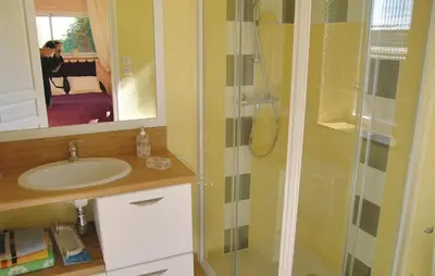Salle de bains dans l'établissement 1 Bedroom Awesome Home In Carolles