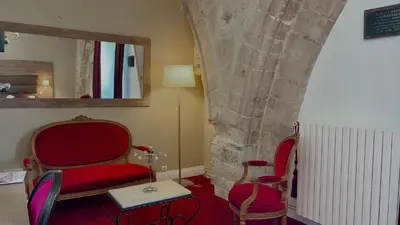 Coin salon dans l'établissement L'Hostellerie du Château de Bricquebec