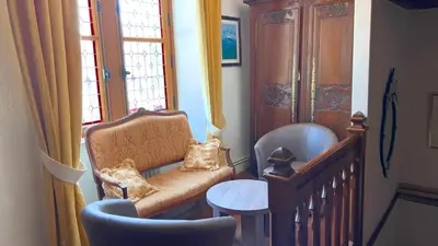 Coin salon dans l'établissement L'Hostellerie du Château de Bricquebec
