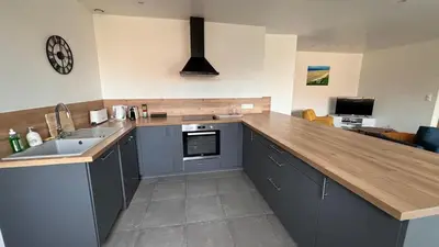 Cuisine ou kitchenette dans l'établissement Barneville Plage appart spacieux avec balcon 150m de la mer