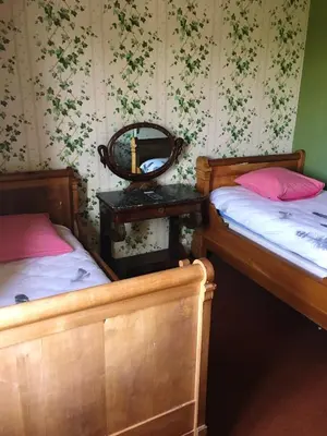Un ou plusieurs lits dans un hébergement de l'établissement Maison de Charme au Dézert avec Vue sur le Lac