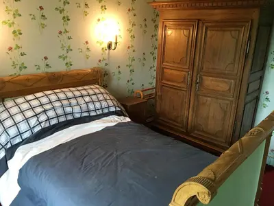 Un ou plusieurs lits dans un hébergement de l'établissement Maison de Charme au Dézert avec Vue sur le Lac