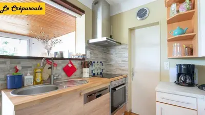 Cuisine ou kitchenette dans l'établissement Le Crépuscule, 300m de la plage, animaux de compagnie bienvenue