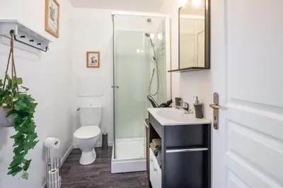 Salle de bains dans l'établissement Le Grand Cancalais