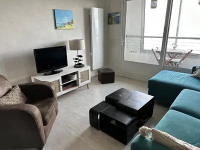 Télévision ou salle de divertissement dans l'établissement La Plage - appartement vue mer