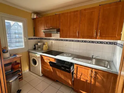 Cuisine ou kitchenette dans l'établissement Appartement 3 pièces en front de mer avec balcons, à Cabourg, proche centre-ville. - FR-1-487-275