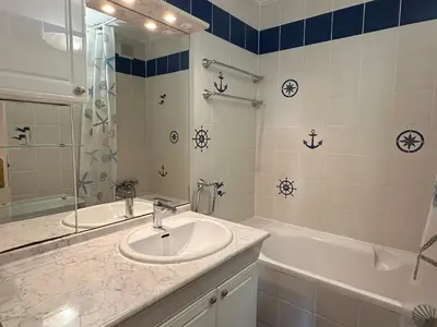 Salle de bains dans l'établissement Appartement 3 pièces en front de mer avec balcons, à Cabourg, proche centre-ville. - FR-1-487-275