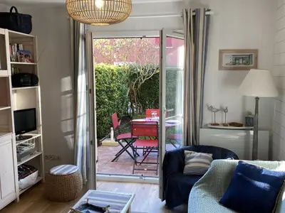 Coin salon dans l'établissement Charmant Cottage avec Jardin à Deux Pas du Port - Dives-sur-Mer - FR-1-487-279